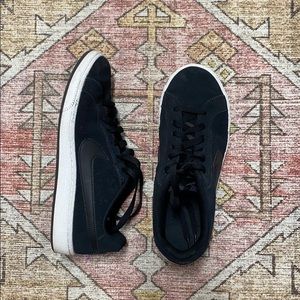 Nike women’s court royals premium sneakers sz 8